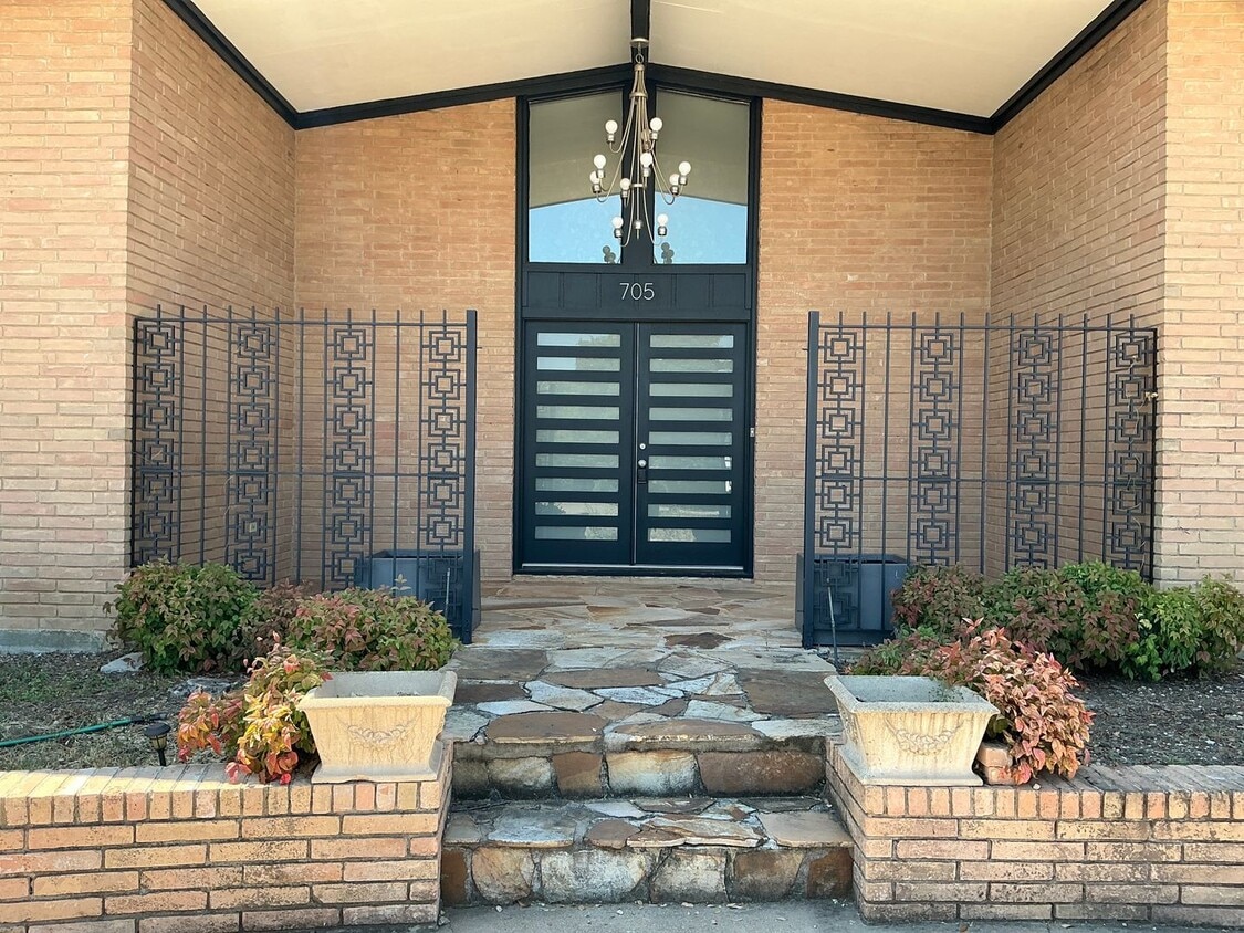 Primary Photo - Spacious 3/2.5 Home with Office+Den Neighb...