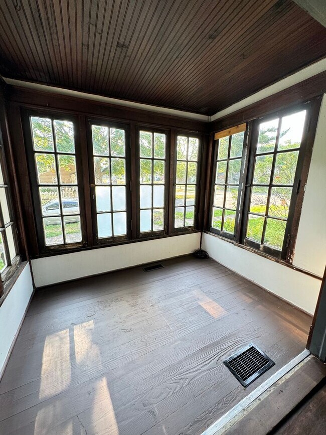 Building Photo - ** Move-in Special**  2 Bedroom, 1 Bath Ho...