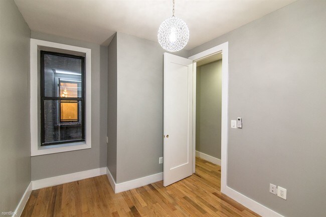 Building Photo - 1319 Halsey St