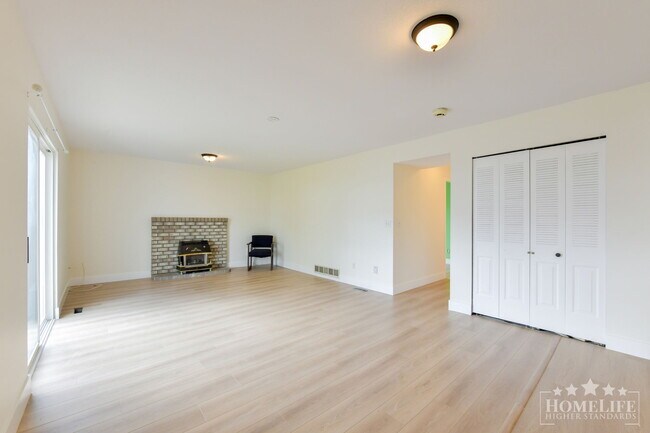 Photo du bâtiment - Bright 2 Bedroom Ground Level Lower Suite in Clayton Heights with Private Patio and Optional Flex...
