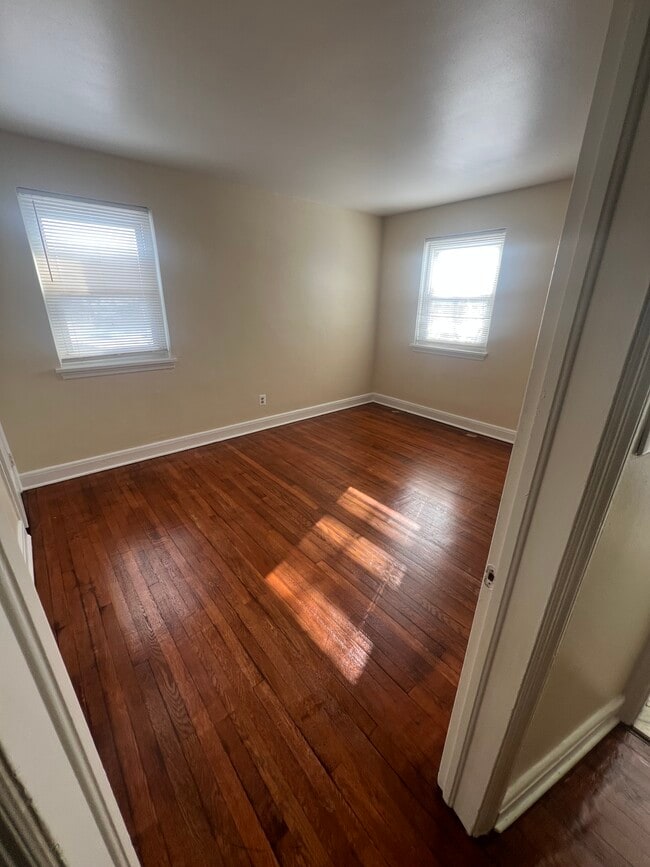 Building Photo - 5554 Midwood Ave