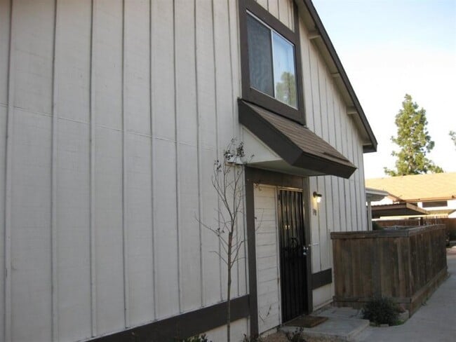 Foto del edificio - Extra large 3bd/2ba 2 story townhome with ...