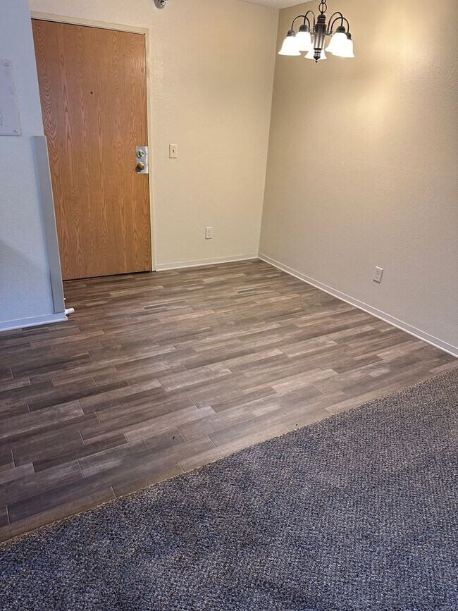 Foto del edificio - Three Bedroom Apartment Great Location!