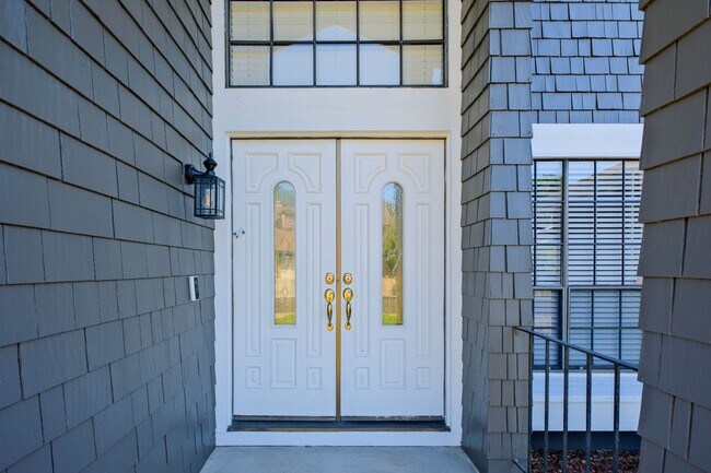 Building Photo - Gorgeous 3 Bedroom with office or separate...