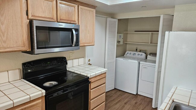 Foto del edificio - $2,390 / 2BR LOVELY REMODELED CONDO IN GAT...