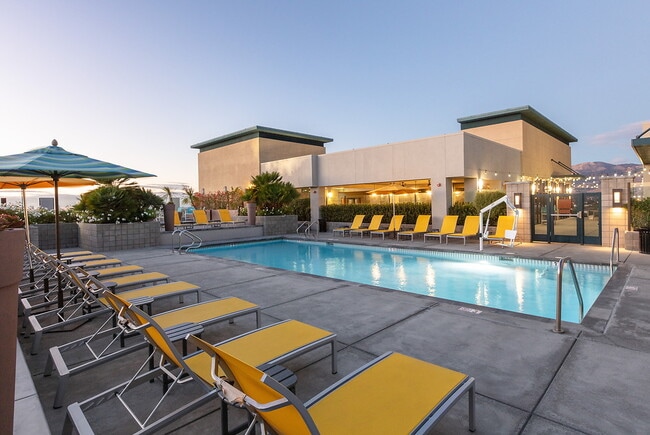 Building Photo - Apex