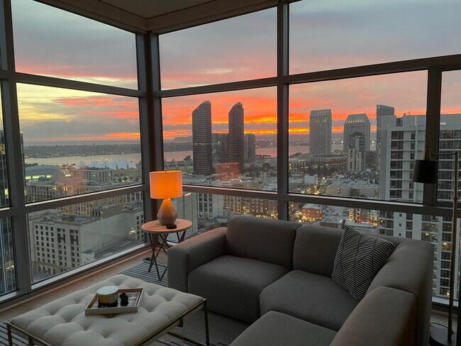 Sunset over the bay and ocean in downtown San Diego - 800 The Mark Ln