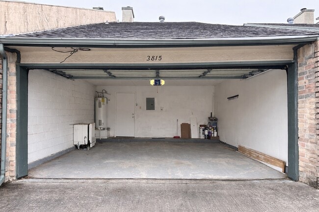 Building Photo - 3815-3815 Dock View Ln