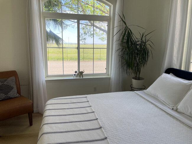 Building Photo - 4048 Clarewood Way