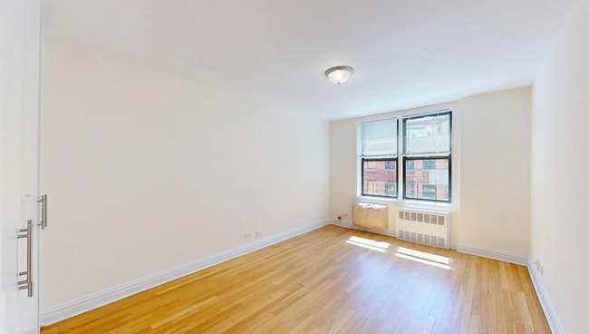 Foto del edificio - 325 W 13th St