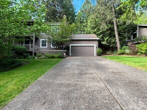 Building Photo - 7 Walking Woods Dr
