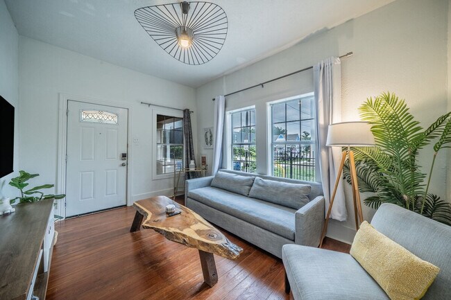 Foto del edificio - 441 W 9th St