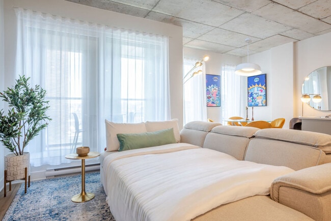 Building Photo - 450 Rue Saint-François-Xavier-SI ID1602174P