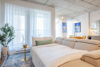 Building Photo - 450 Rue Saint-François-Xavier-SI ID1602174P