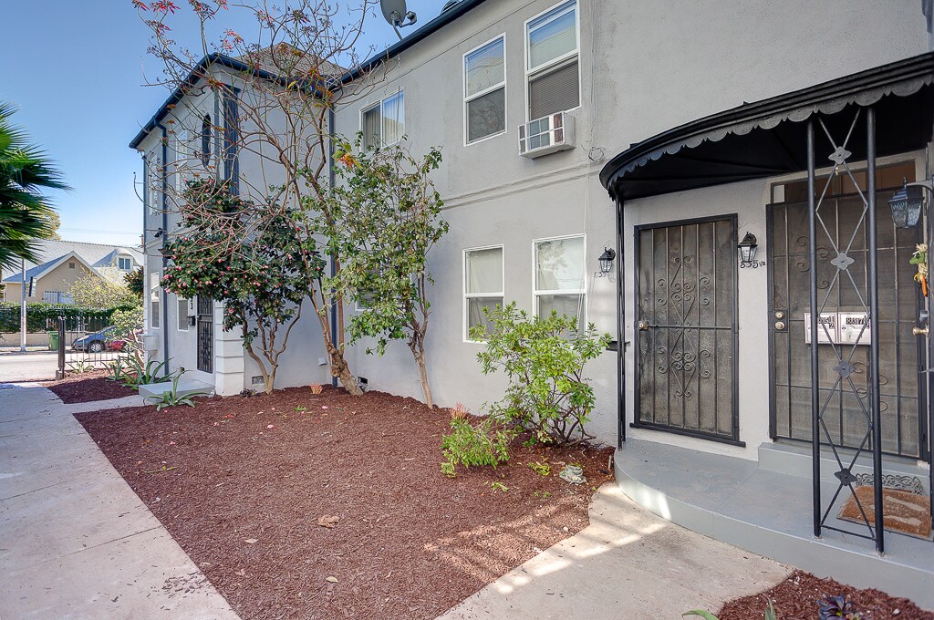 Primary Photo - 835 1/2 S Wilton Pl