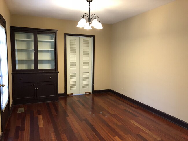 Foto del edificio - 1619 Jones Blvd