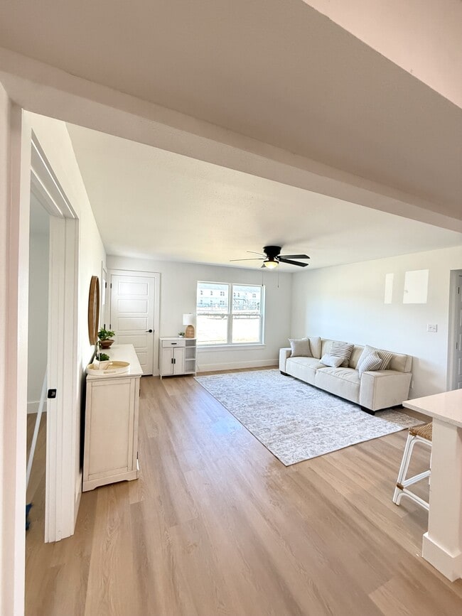 Foto del edificio - 1120 W Cato Springs Rd