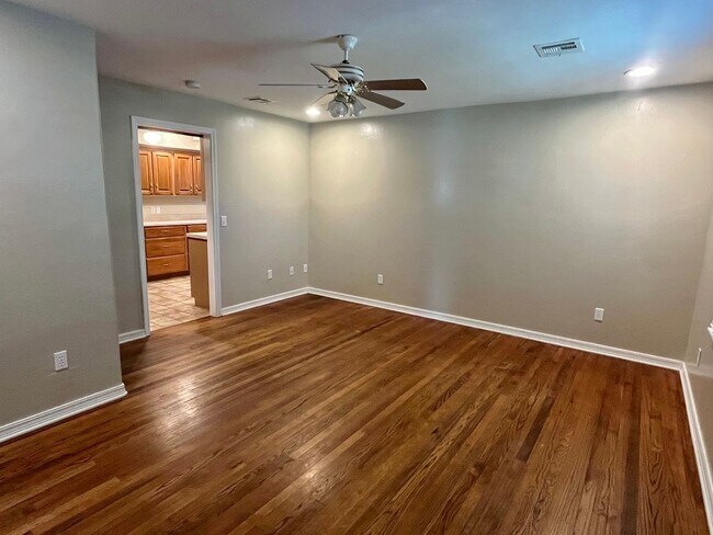 Building Photo - Charming 3 Bed 1.5 Bath!