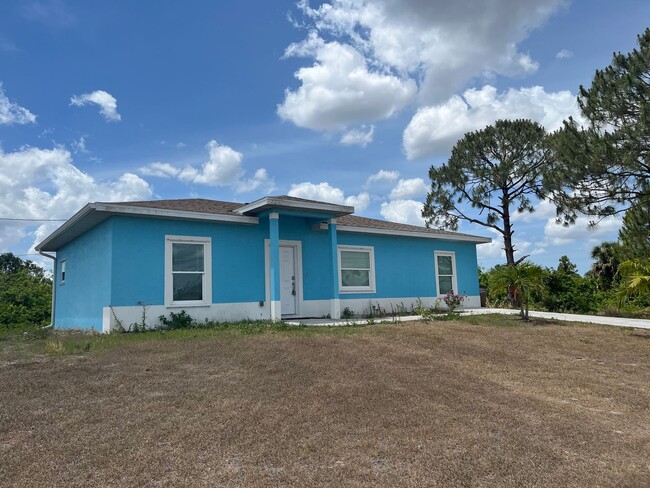 Foto del edificio - 3br 2 ba Awesome Location off Sunshine Blvd
