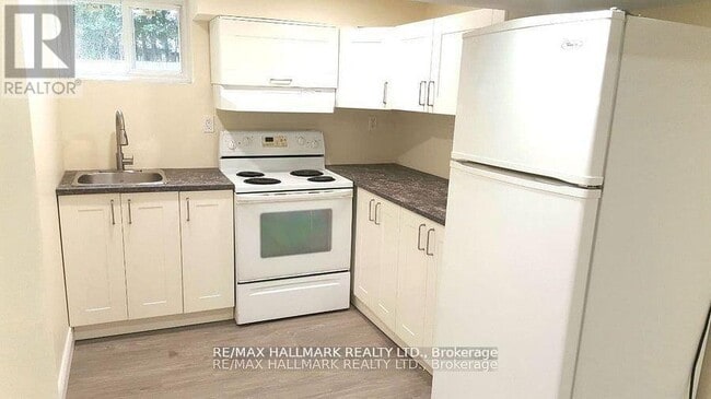 Photo du bâtiment - 9884 Bayview Ave