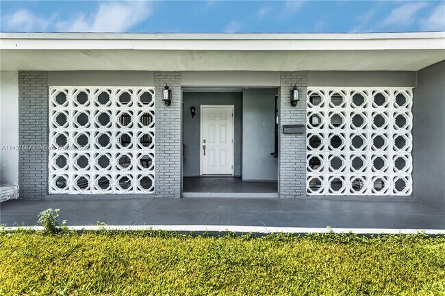 Building Photo - 7840 Ramona St