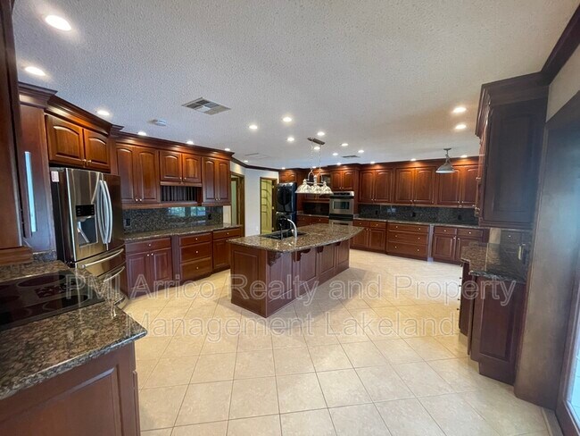 Foto del edificio - 5717 Hebron Ln