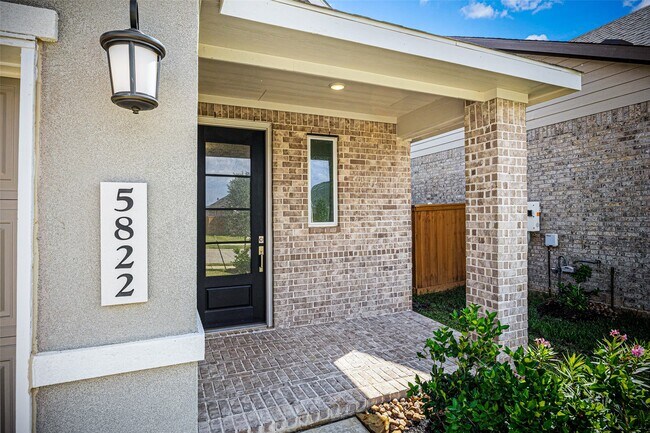 Foto del edificio - 5822 Majestic Sky Dr