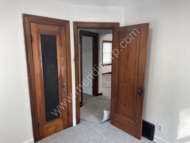Building Photo - 2021 Redwood Ave