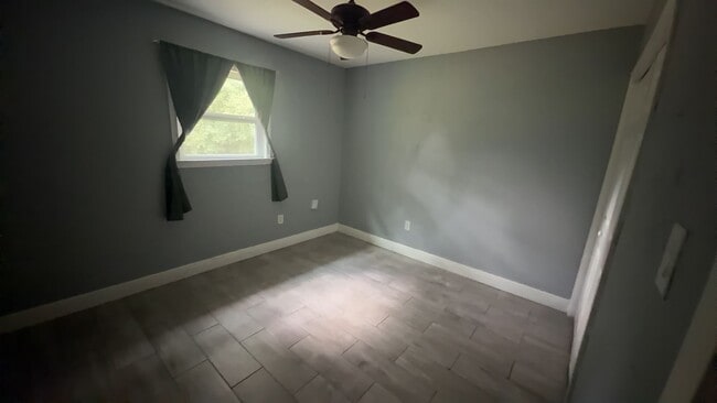 Building Photo - 3 Bedroom 2 Bath Available