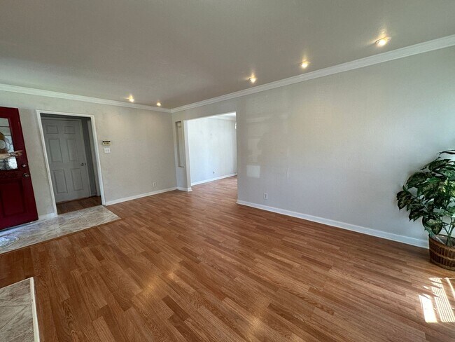 Foto del edificio - Single family 2 bedroom 1 bath, yard