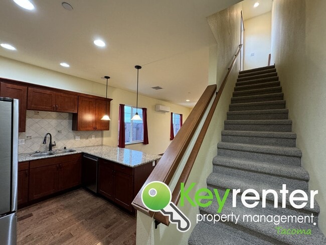 Building Photo - Centrally Located 3Bed/2.5Bath Multi-level...