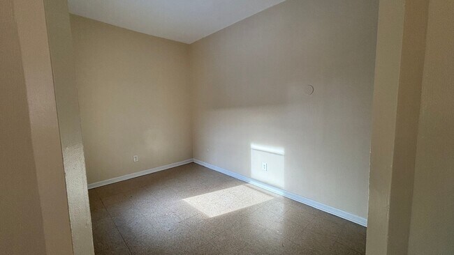 Foto del edificio - 4 Bedrooms 1.5 Bath Apartment with Heat and Hot Water Included!