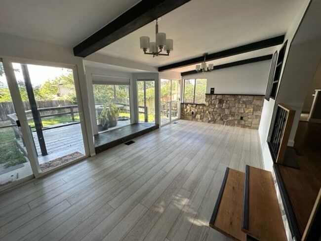 Foto del edificio - 4BR SFR w/Garage, Updated Kitchen - Deck & Yard in Englewood