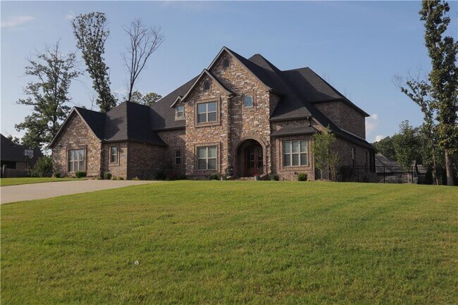 Building Photo - 1441 Le Chesnay Dr