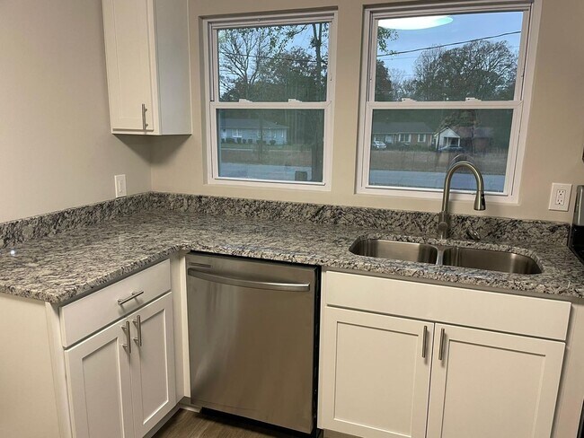 Foto del edificio - 3  Bedroom 1.5 bath Brick Ranch Style Home...