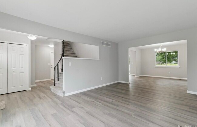 Foto del edificio - 6879 Brookshire Dr
