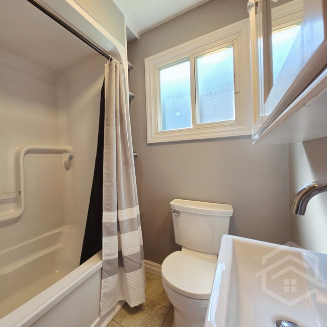 Building Photo - 9 Centre St