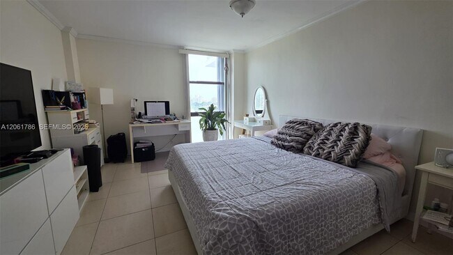 Foto del edificio - 3675 N Country Club Dr