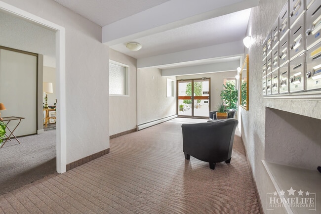 Building Photo - Fully Renovated 2 Bedroom Condo in White Rock - Walk to the Beach