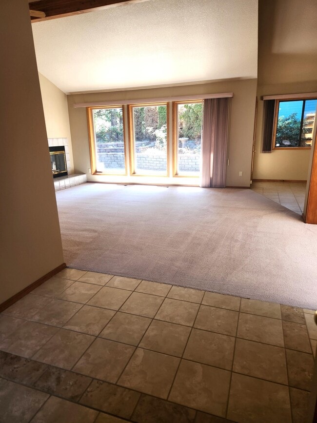 Building Photo - 611 NE Tracker Ct