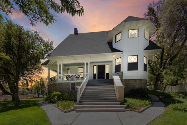 Building Photo - Stunning Historic 5 bedroom home in Downto...