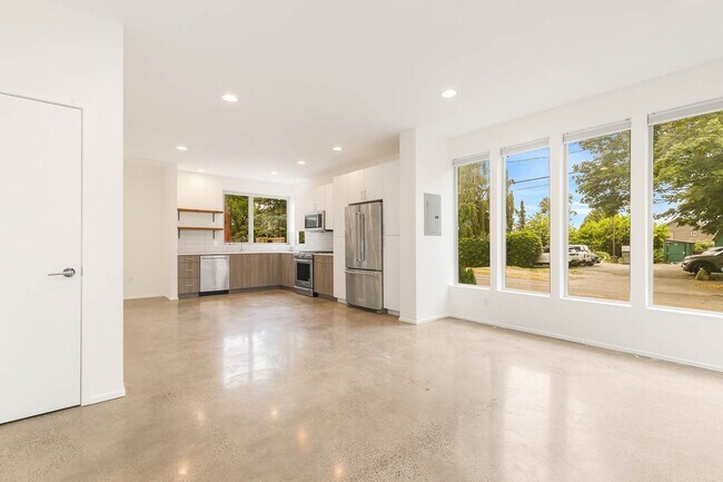 Foto del edificio - 3 Bedroom Modern Industrial Townhome with City Views & Rooftop Oasis