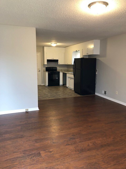 Building Photo - 2 bed 1 bath duplex near Regional Hospital