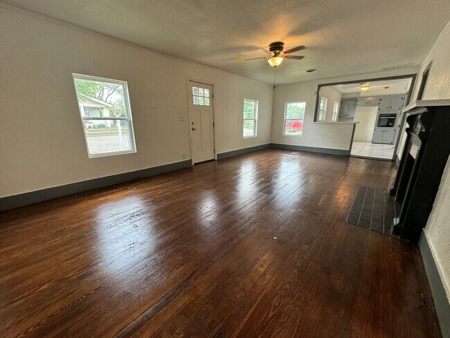Building Photo - Cute 2 bedroom 2 bathroom home!