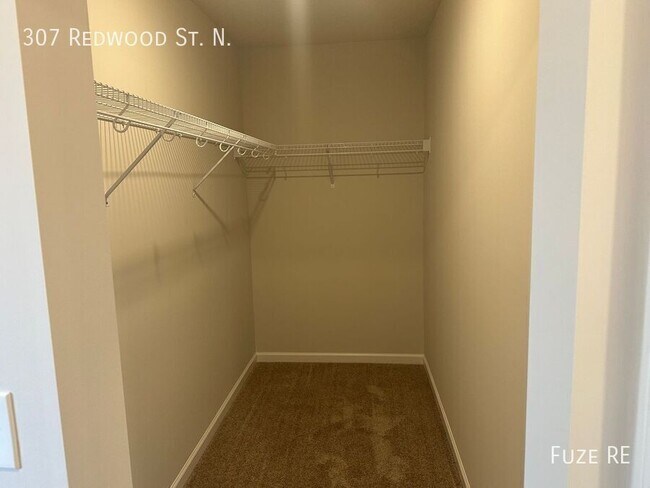 Foto del edificio - 307 Redwood St N