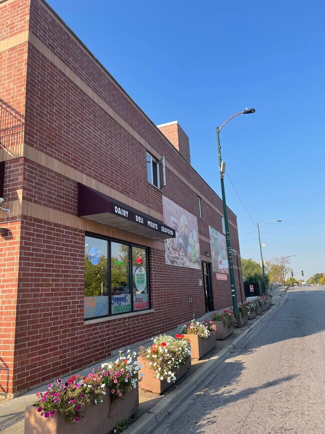Building Photo - 3201 W Devon Ave