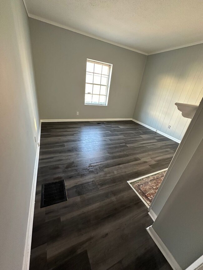 Foto del edificio - BEAUTIFUL 3 BEDROOM 1 BATH NEWLY REMODELED