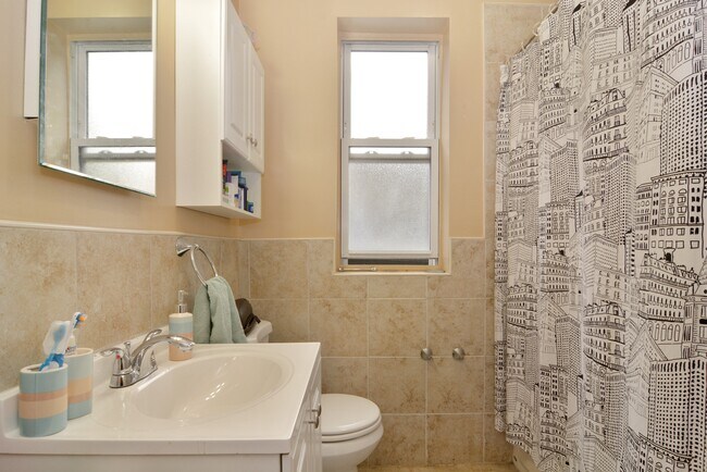 Foto del edificio - 1214 N Wolcott Ave