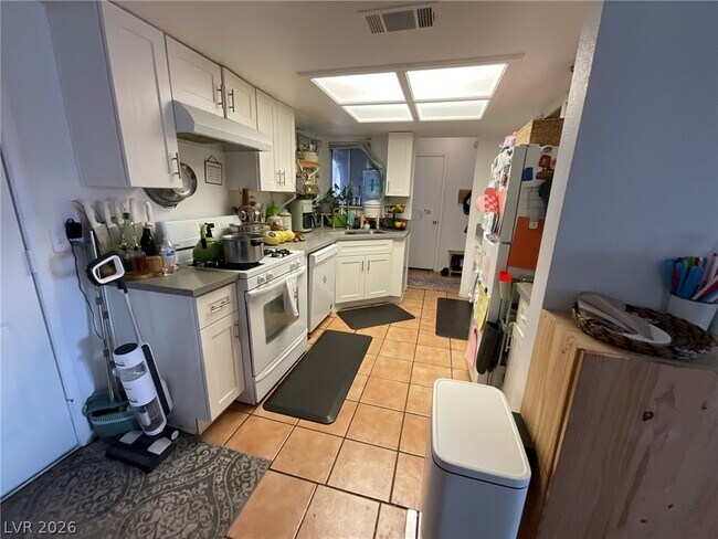 Foto del edificio - 707 Honeybee Ct