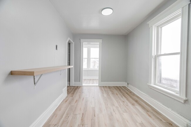 Building Photo - 32 Mackay Av